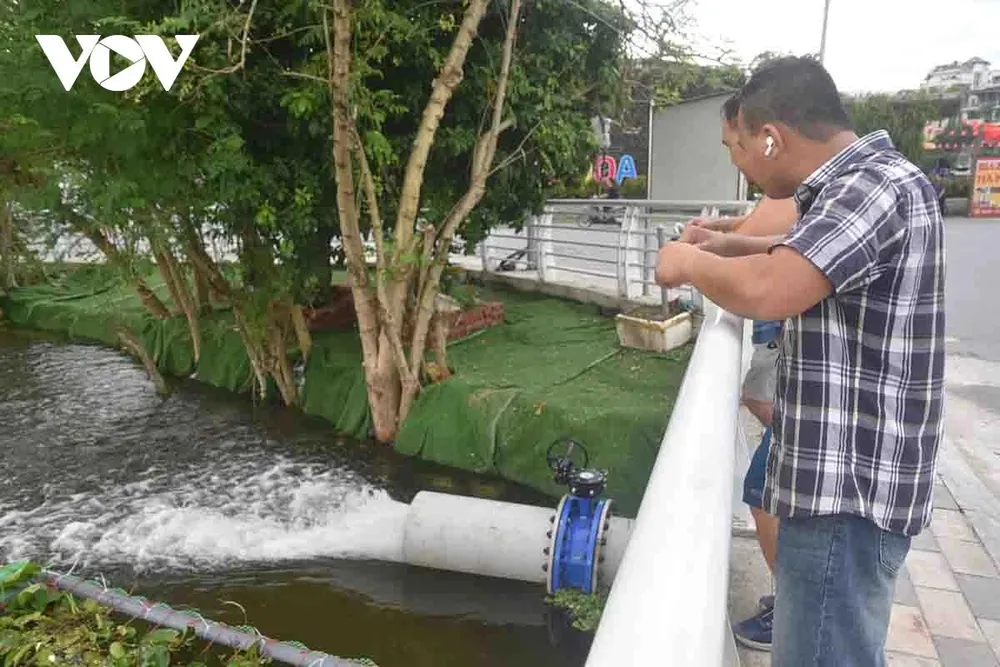 Đường ống 500 dẫn nước xả qua xử lý vào Hồ Sen ở vị trí trên phố Nhật Chiêu, sát Hồ Tây Đường ống 500 dẫn nước xả qua xử lý vào Hồ Sen ở vị trí trên phố Nhật Chiêu, sát Hồ Tây
