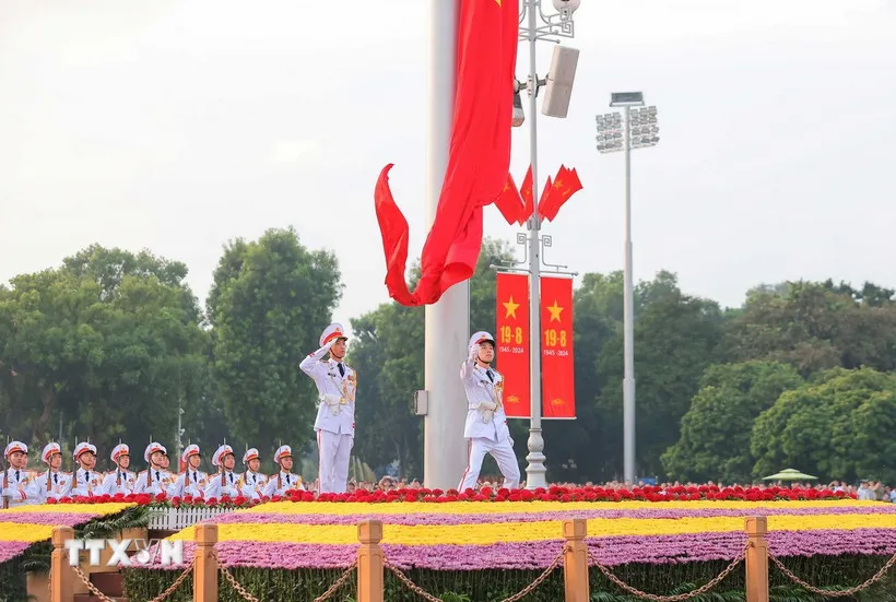 Quốc kỳ được kéo lên trên Quảng trường Ba Đình. (Ảnh minh họa: Hoàng Hiếu/TTXVN)