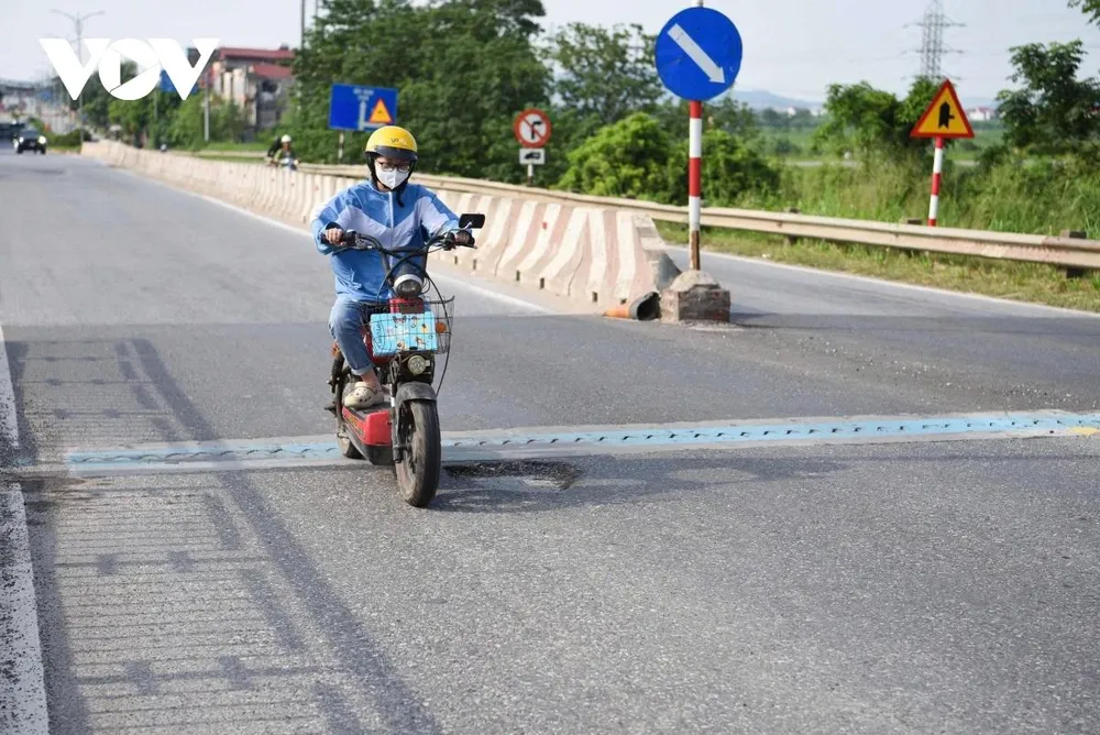 Người dân phản ánh việc cầu Hồ mới sửa chữa đã xuất hiện "ổ voi, ổ gà"