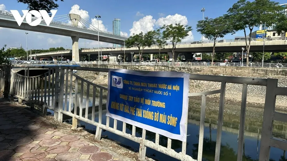 Hai bên dòng là những băng rôn kêu gọi người dân giữ gìn vệ sinh môi trường dòng sông Hai bên dòng là những băng rôn kêu gọi người dân giữ gìn vệ sinh môi trường dòng sông