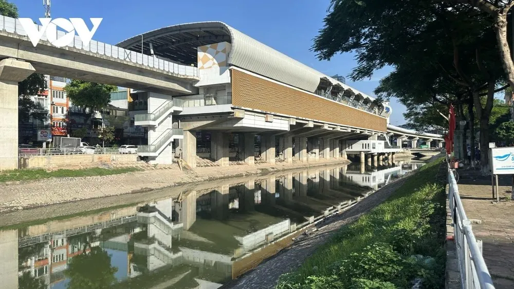 Đoạn nhà ga đường sắt đô thị Cát Linh- Hà Đông (ga Láng) đi qua sông Tô Lịch nước sông xanh trong. Đoạn nhà ga đường sắt đô thị Cát Linh- Hà Đông (ga Láng) đi qua sông Tô Lịch nước sông xanh trong.