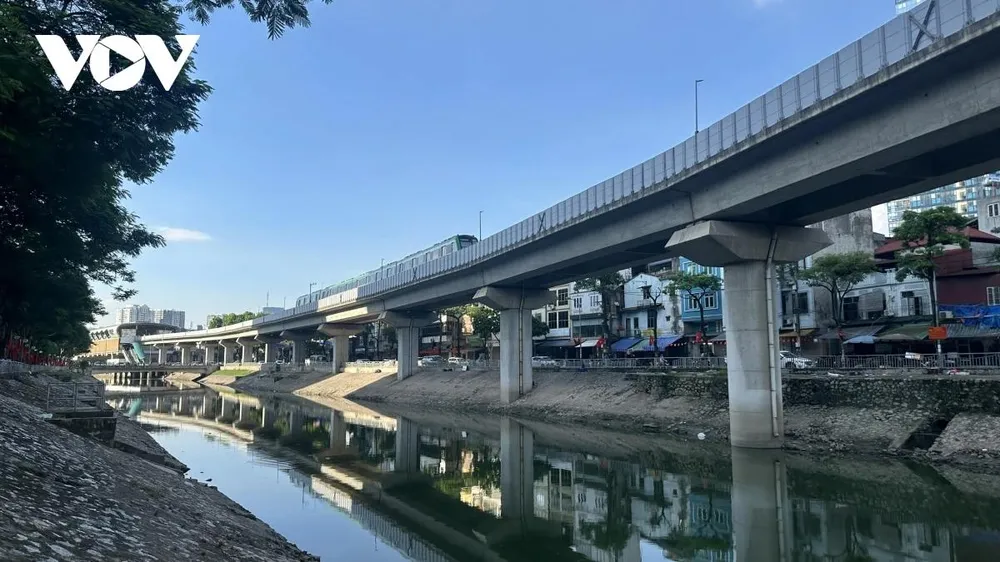 Những nỗ lực cải tạo nạo vét dòng sông, thu gom nước thải bước đầu đã mang lại kết quả tích cực làm cho dòng sông Tô Lịch đã trong xanh trở lại. Những người dân nhà nhìn ra sông Tô Lịch cho biết những ngày qua môi trường cải thiện rõ rệt không còn ngửi thấy mùi hôi thối từ dòng sông, hy vọng dòng sông mãi trong xanh. Những nỗ lực cải tạo nạo vét dòng sông, thu gom nước thải bước đầu đã mang lại kết quả tích cực làm cho dòng sông Tô Lịch đã trong xanh trở lại. Những người dân nhà nhìn ra sông Tô Lịch cho biết những ngày qua môi trường cải thiện rõ rệt không còn ngửi thấy mùi hôi thối từ dòng sông, hy vọng dòng sông mãi trong xanh.