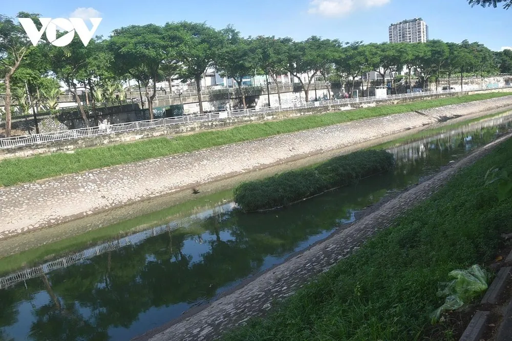 Những ngày qua dòng Tô Lịch với chiều dài hơn 14 km bắt đầu từ nút giao Hoàng Quốc Việt đến đập Thanh Liệt đã xanh trở lại.