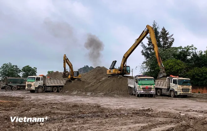 Nguồn vật liệu cát đắp nền đường tại các dự án thành phần còn thiếu đã ảnh hưởng đến tiến độ thi công. (Ảnh: Việt Hùng/Vietnam+)