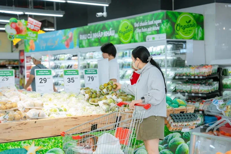 Khách hàng mua sắm tại hệ thống cửa hàng siêu thị của WinCommerce Khách hàng mua sắm tại hệ thống cửa hàng siêu thị của WinCommerce (2).JPG