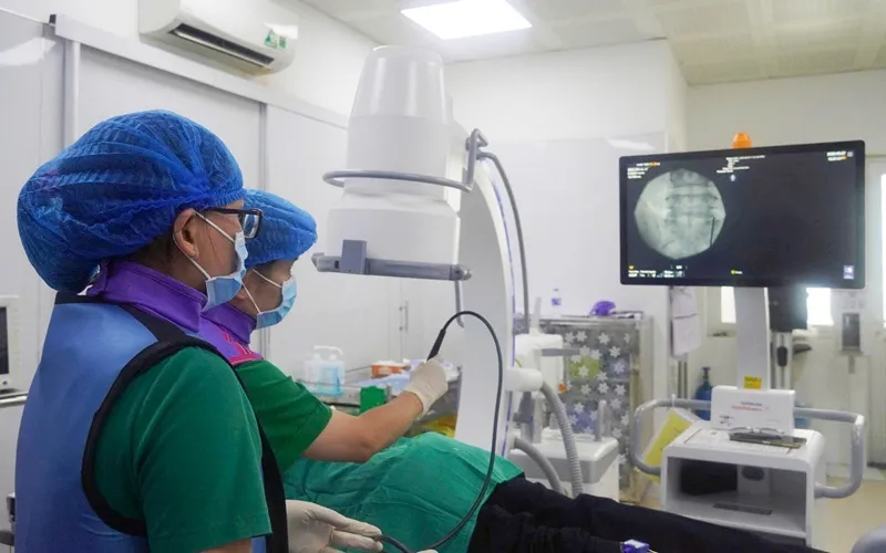 Các bác sĩ thực hiện kỹ thuật áp đông thần kinh cho bệnh nhân