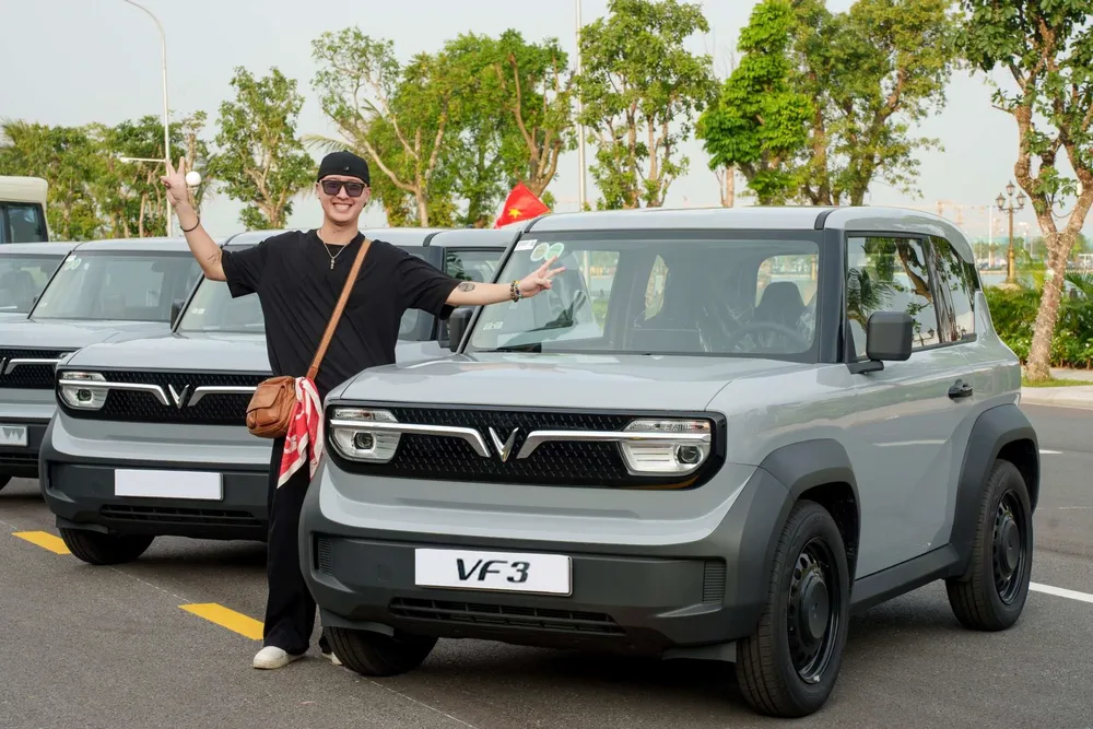 Anh Phạm Mạnh Đức (Hà Nội) bên cạnh chiếc xe VF 3 vừa trúng thưởng từ chương trình “Hào khí Việt Nam – Sức Xanh lan tỏa” Anh 3.jpg