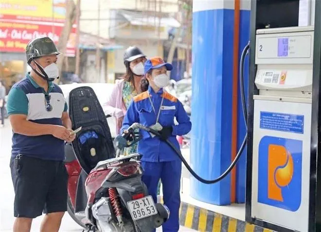 Giá xăng giảm sau 3 kỳ tăng liên tiếp