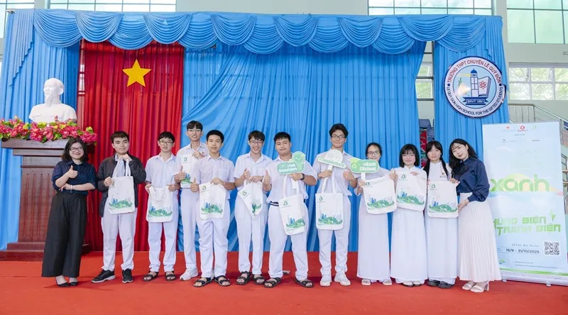 Ban tổ chức quảng bá giới thiệu thông tin cuộc thi Tiếng nói Xanh mùa 3 đến học sinh THPT Chuyên Lê Quý Đôn (Bà Rịa – Vũng Tàu cũ, nay thuộc TPHCM) vào ngày 15-9. Ảnh 02.jpg
