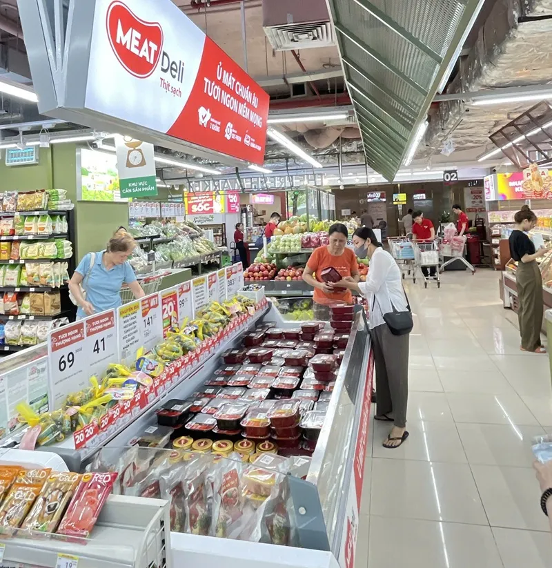 Người tiêu dùng chọn thịt ủ mát MEATDeli tại siêu thị Người tiêu dùng chọn thịt ủ mát MEATDeli tại siêu thị.jpg