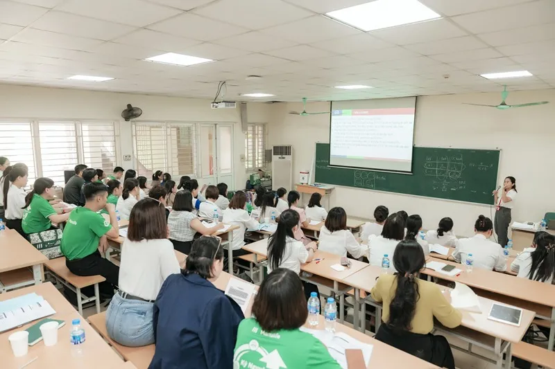 Tư vấn viên Manulife được đào tạo kiến thức về sức khỏe cộng đồng tại trường Đại học Y Hà Nội. Ảnh: Huệ Ngọc Hinh 2.0.jpg