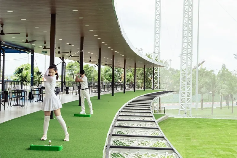 Sân tập golf 2 tầng - một tiện ích được nhiều cư dân trẻ yêu thích tại Vinhomes Grand Park A2 (1).jpg