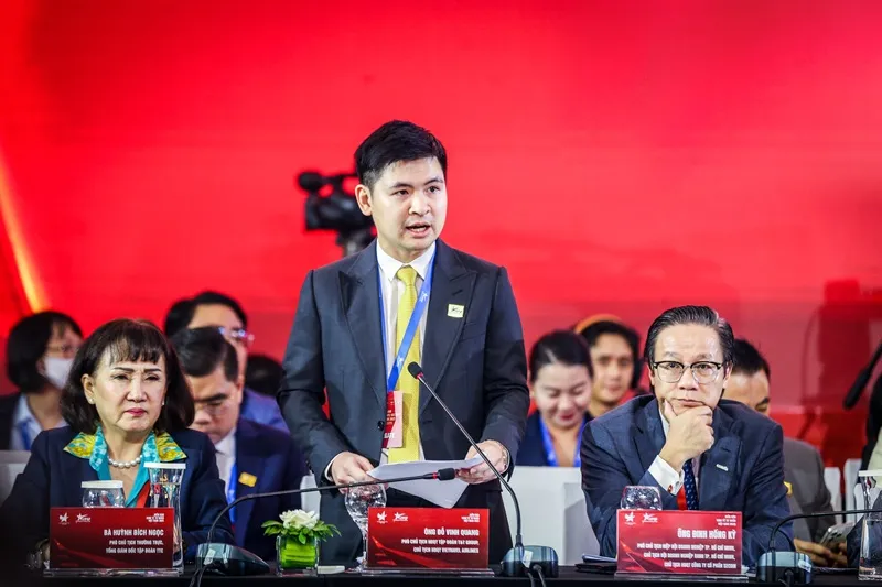Ông Đỗ Vinh Quang nêu nhóm đề xuất tại Phiên đối thoại cấp cao Diễn đàn Kinh tế tư nhân Việt Nam 2025. Ảnh 1 (1).jpg