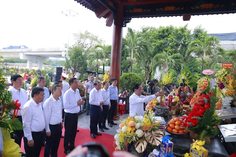 Các đại biểu dâng hương tưởng niệm các anh hùng liệt sĩ tại sự kiện. Ảnh 3.JPG