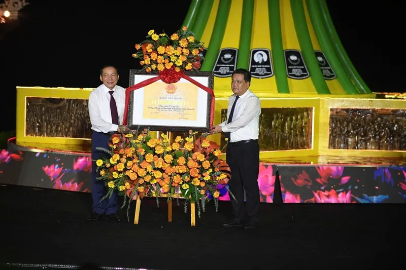 Bộ trưởng Bộ Văn hóa, Thể thao và Du lịch Nguyễn Văn Hùng trao Bằng xếp hạng Di tích lịch sử quốc gia cho lãnh đạo tỉnh Quảng Trị. Ảnh 5.jpg