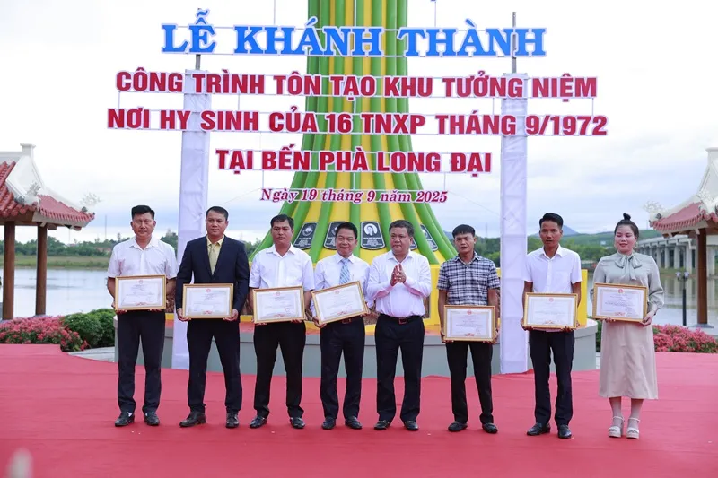 Ông Nguyễn Ngọc Nghị (thứ 4 từ bên trái qua) thay mặt Tập đoàn T&T Group nhận Bằng khen của Chủ tịch UBND tỉnh Quảng Trị. Ảnh 6.JPG