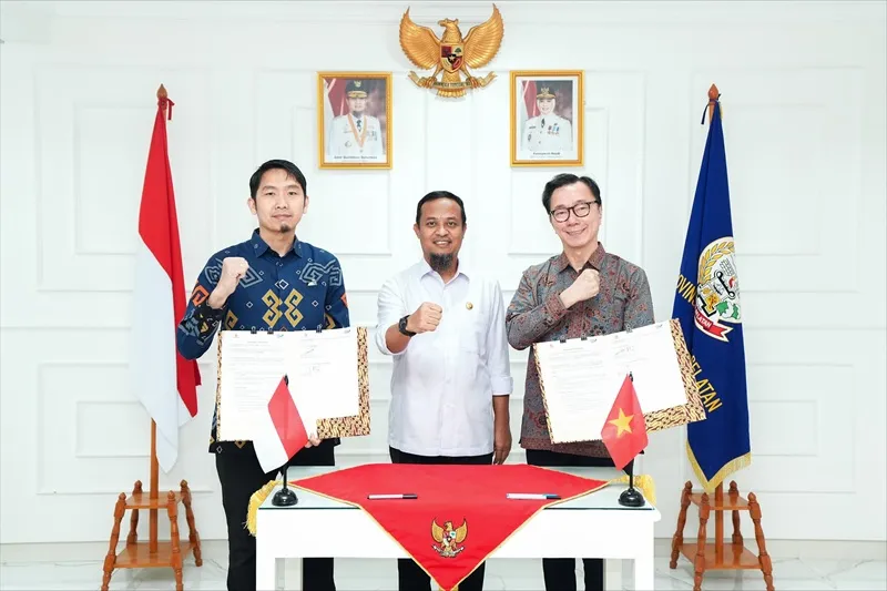 Thống đốc tỉnh Nam Sulawesi ông Andi Sudirman Sulaiman (đứng giữa) chứng kiến lễ ký kết giữa 2 doanh nghiệp.