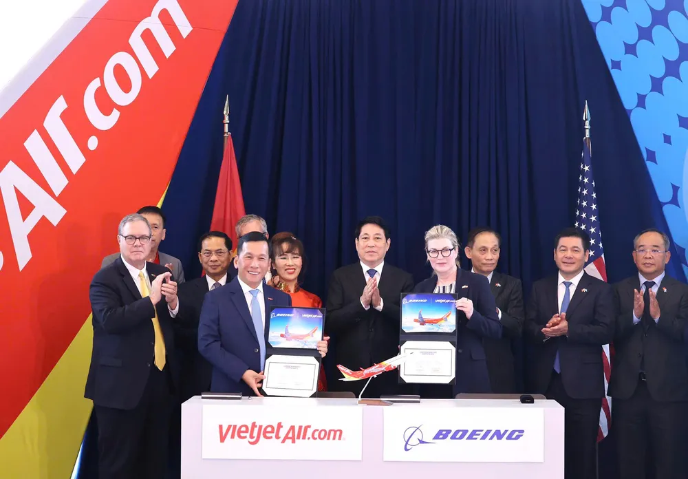 Tổng giám đốc Vietjet Đinh Việt Phương (trái) và Chủ tịch kiêm Tổng giám đốc Boeing Commercial Airplanes Stephanie Pope (phải) ký kết bàn giao máy bay 737-8 đầu tiên Photo 6.jpg