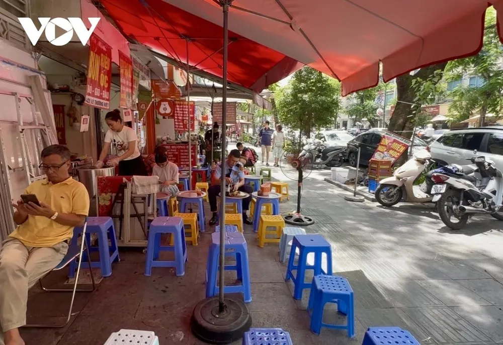 Với mức doanh thu dưới 200 triệu đồng/năm mới được miễn thuế, tức là trung bình một ngày, doanh thu trên 540.000 đồng đã phải đóng thuế (Ảnh minh họa) Với mức doanh thu dưới 200 triệu đồng/năm mới được miễn thuế, tức là trung bình một ngày, doanh thu trên 540.000 đồng đã phải đóng thuế (Ảnh minh họa)