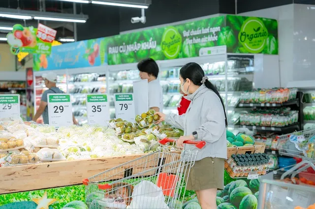 Khách hàng mua sắm tại hệ thống cửa hàng siêu thị của WinCommerce.
