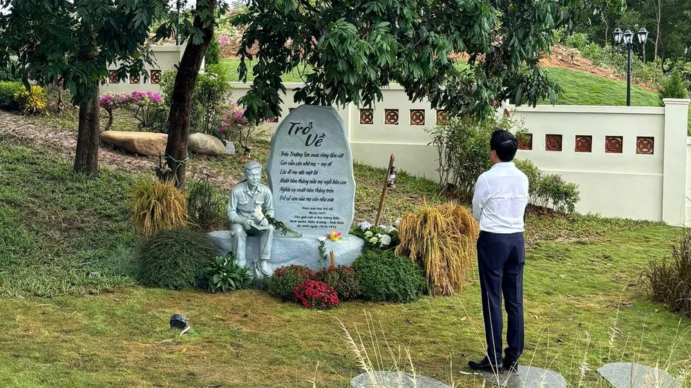 Bức tượng và bài thơ của liệt sĩ Bùi Năng Đắc trong khuôn viên khu di tích LongDai16.jpg