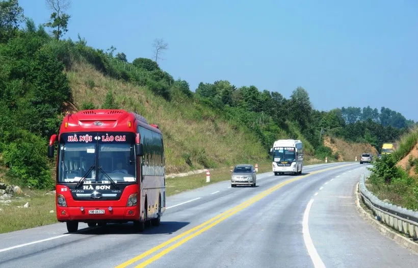Phương tiện lưu thông trên tuyến cao tốc đoạn Yên Bái-Lào Cai có quy mô 2 làn xe. (Ảnh: Việt Hùng/Vietnam+) 