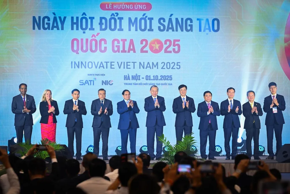 Tổng Bí thư Tô Lâm, Thủ tướng Phạm Minh Chính cùng lãnh đạo các bộ, ngành và đại diện T&T Group, Marvell, Samsung... bấm nút hưởng ứng Ngày hội Đổi mới sáng tạo Quốc gia 2025.