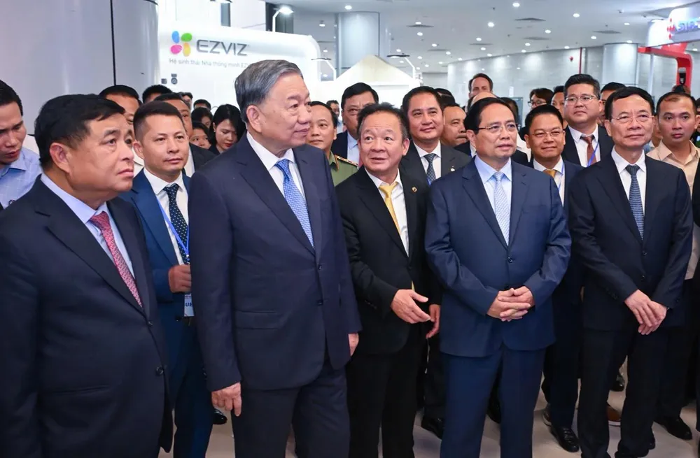 Tổng Bí thư Tô Lâm, Thủ tướng Phạm Minh Chính cùng các lãnh đạo các bộ, ngành thăm quan gian trưng bày của T&T Group tại sự kiện. ngayhoi12.jpg