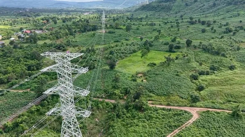 Tuyến đường dây truyền tải 220kV nối từ Nhà máy điện gió Savan 1 tại Lào đã được hoàn thành chỉ sau 6 tháng thi công. TT13.jpg