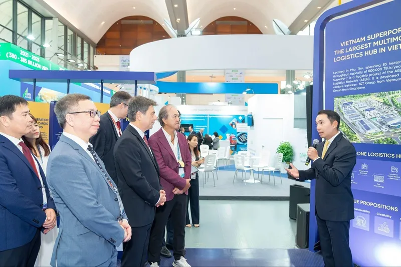 TS. Yap Kwong Weng, CEO Việt Nam SuperPort™ giới thiệu về Kho hàng không kéo dài tại sự kiện. TLCangTT12.jpg