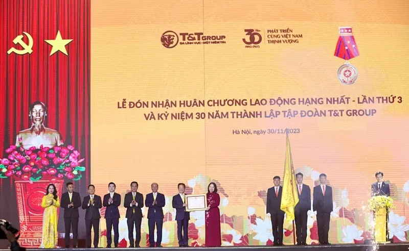 T&T Group ba lần vinh dự đón nhận Huân chương Lao động hạng Nhất do Đảng, Nhà nước trao tặng. TT13.jpg