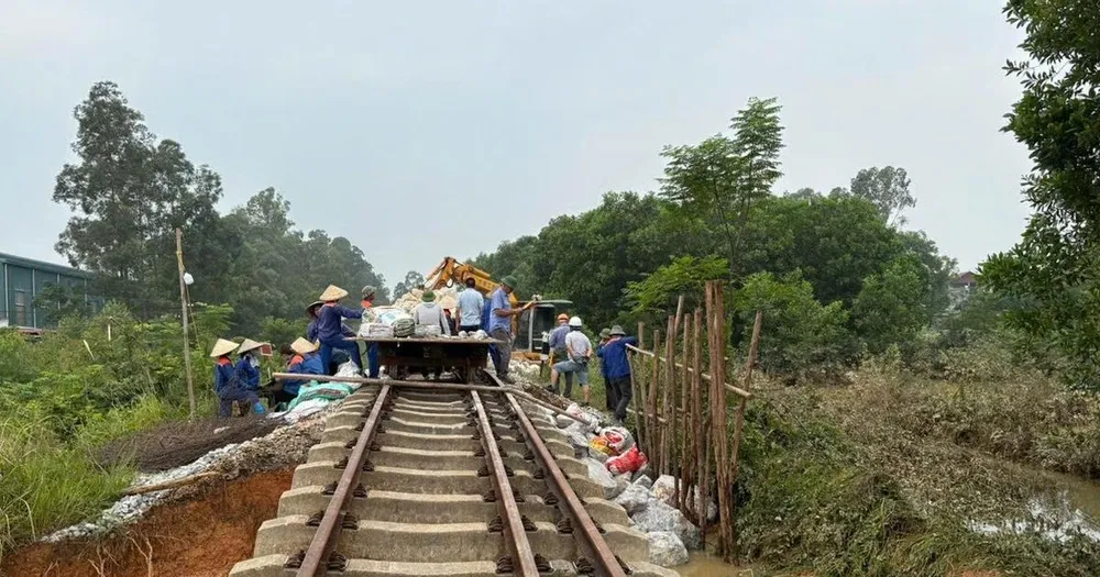 Ngành đường sắt xuyên đêm sửa chữa nền đường ray bị lũ cuốn trôi