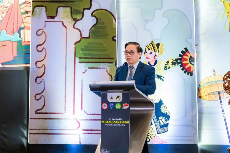 GS.TS.BS Trần Trung Dũng trình bày báo cáo tại hội nghị Ảnh 2 (2).jpg