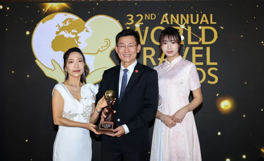 Đại diện Vietjet nhận giải thưởng "Hãng hàng không dẫn đầu châu Á về trải nghiệm khách hàng" tại World Travel Awards 2025