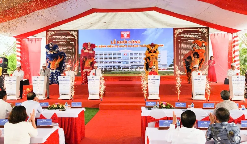Các đại biểu thực hiện nghi thức khởi công Bệnh viện Hoàng Tuấn – Ngã Năm.