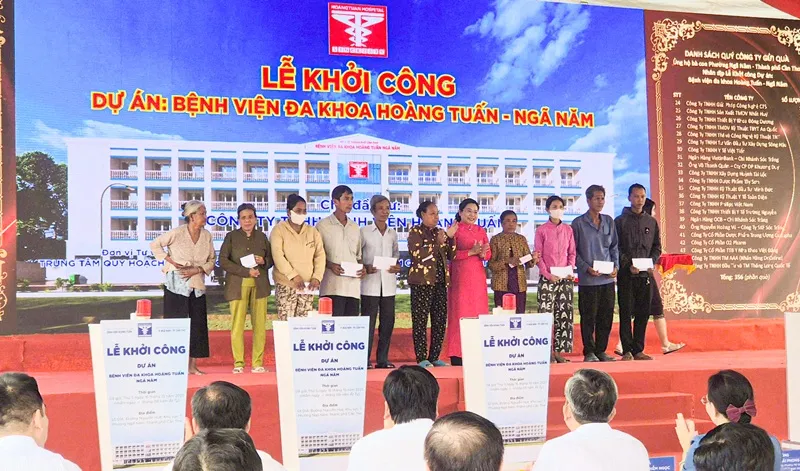 Bà Hồ Thị Cẩm Đào trao quà cho người dân có hoàn cảnh khó khăn. Anh 2 BVHT.jpg