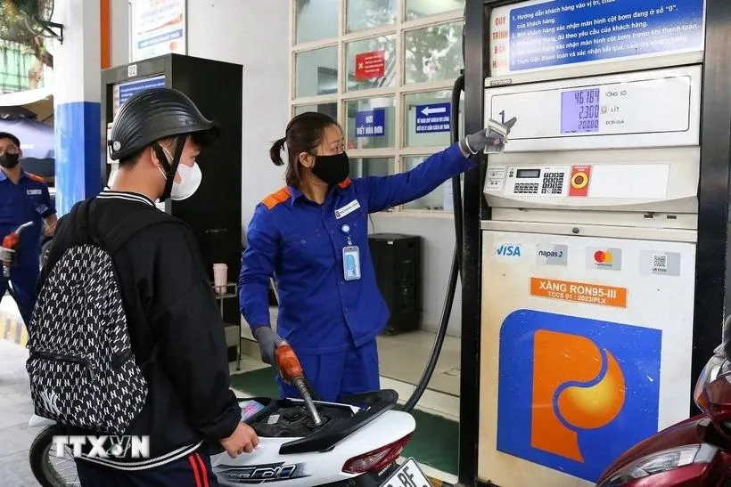 Giá xăng đồng loạt tăng lên mức gần 20.000 đồng mỗi lít
