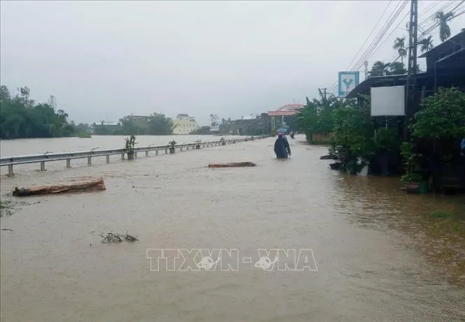Nước lũ sông Phước Giang dâng cao ngập tuyến đường xã Hành Dũng, huyện Nghĩa Hành, tỉnh Quảng Ngãi. Ảnh tư liệu: TTXVN phát