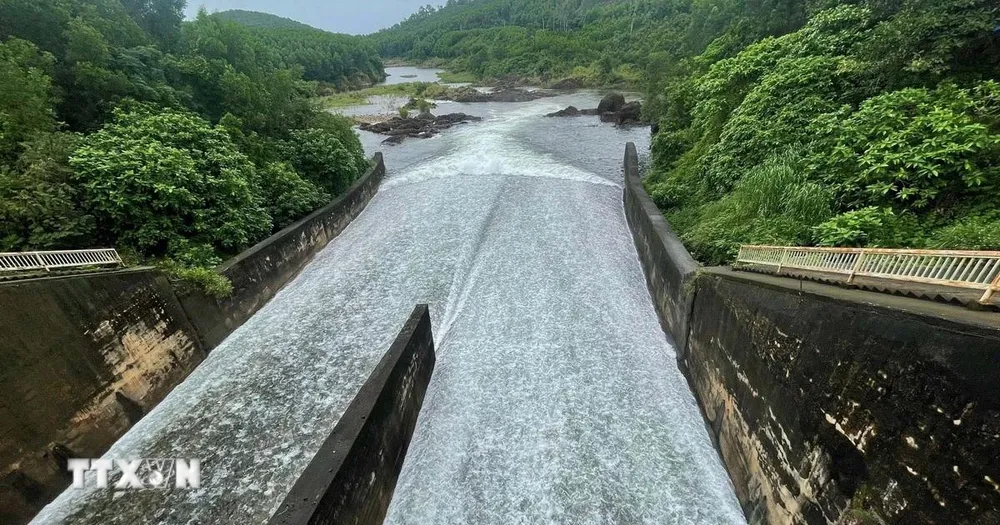 Nước xả qua tràn hồ Phú Ninh với lưu lượng từ 30-700 m3/s nhằm đảo bảo an toàn hồ đập và điều tiết lũ cho vùng hạ lưu. (Ảnh: Đoàn Hữu Trung/TTXVN)