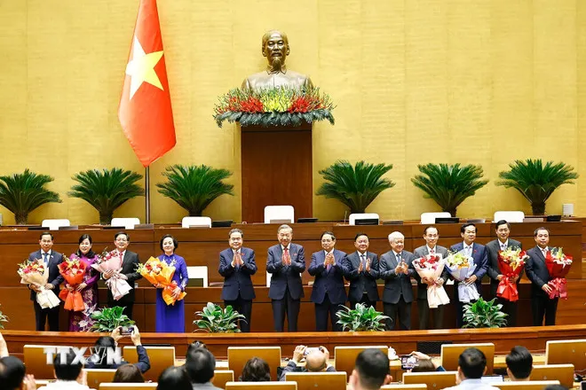 Tổng Bí thư Tô Lâm, Thủ tướng Phạm Minh Chính, Chủ tịch Quốc hội Trần Thanh Mẫn và các đồng chí lãnh đạo Đảng, Nhà nước tặng hoa chúc mừng các Phó Thủ tướng, Bộ trưởng và các Chủ nhiệm Ủy ban của Quốc hội. (Ảnh: Doãn Tấn/TTXVN)