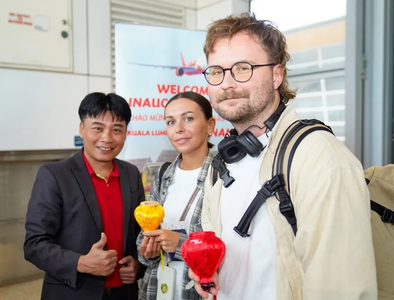 Đại diện Vietjet - Giám đốc VP Miền Trung Vietjet - ông Trần Hoàng Linh chào đón và tặng quà hành khách trên chuyến bay khai trương A7.jpg