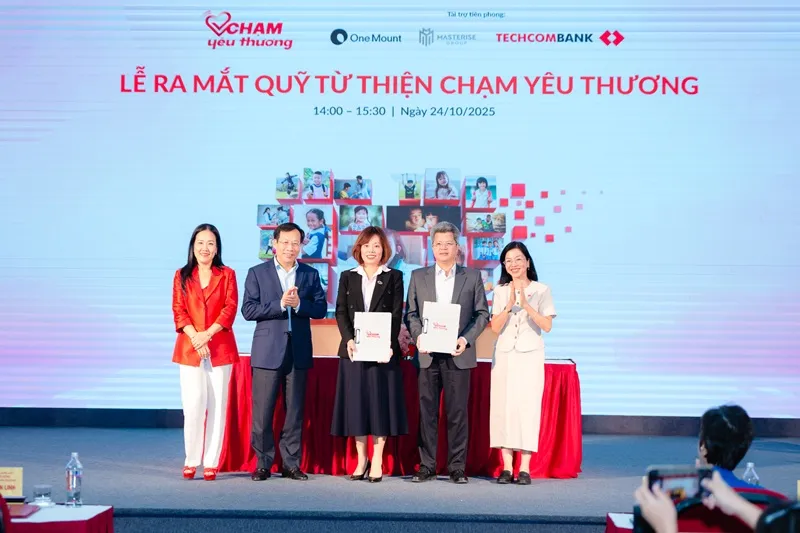 Đại diện Quỹ Chạm Yêu Thương ký kết Thỏa thuận hợp tác với Bệnh viện Mắt Trung ương