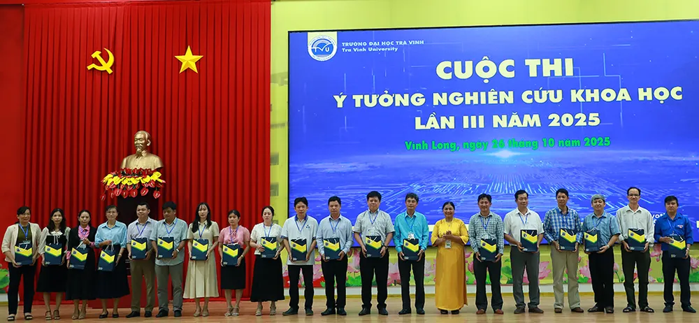 TS. Thạch Thị Dân trao quà cho các đơn vị. 2 (6).JPG