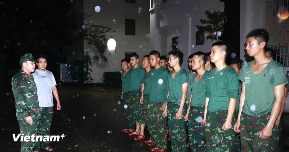 Lực lượng quân đội Đà Nẵng xuyên đêm cứu dân trong mưa lũ