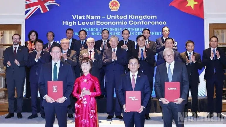 Tổng Bí thư Tô Lâm (giữa) chứng kiến Vietjet trao hợp đồng với Rolls-Royce tại Hội nghị Kinh tế cấp cao Việt Nam-Anh.