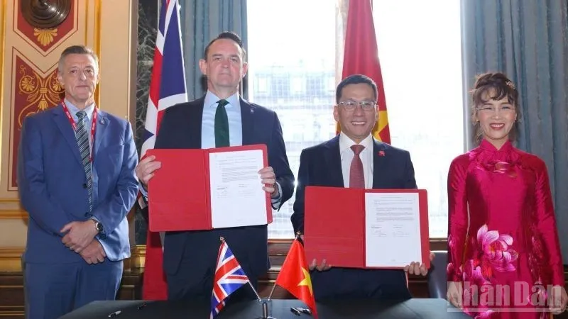 Tổng Giám đốc Vietjet Đinh Việt Phương (giữa, phải) và ông Ewen McDonald, Tổng Giám đốc Thương mại Tập đoàn Rolls-Royce (giữa, trái), ký hợp đồng động cơ và dịch vụ động cơ Trent 7000 trị giá 3,8 tỷ USD. Tổng Giám đốc Vietjet Đinh Việt Phương (giữa, phải) và ông Ewen McDonald, Tổng Giám đốc Thương mại Tập đoàn Rolls-Royce (giữa, trái), ký hợp đồng động cơ và dịch vụ động cơ Trent 7000 trị giá 3,8 tỷ USD.