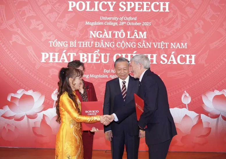 Tổng Bí thư Tô Lâm (thứ 3, trái) và Giáo sư Irene Tracey – Hiệu trưởng Đại học Oxford (thứ 2, trái) chứng kiến Tiến sĩ Nguyễn Thị Phương Thảo (bìa trái) cùng Tiến sĩ Nick Leimu-Brown – Hiệu trưởng Đại học Linacre, Oxford (bìa phải) trao thoả thuận Chương trình Học bổng Tiên phong Oxford