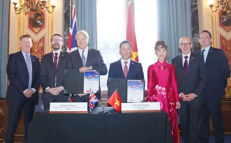 Tổng Giám đốc Vietjet Đinh Việt Phương (giữa, phải) và Tổng Giám đốc Airbus Commercial Christian Scherer ký hợp đồng đặt mua 100 tàu bay A321neo tại Bộ Ngoại giao Anh.