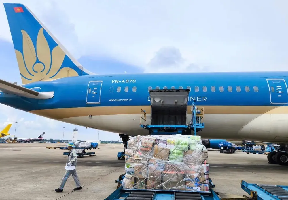 Vietnam Airlines vận chuyển miễn phí hàng cứu trợ đồng bào bị lũ lụt