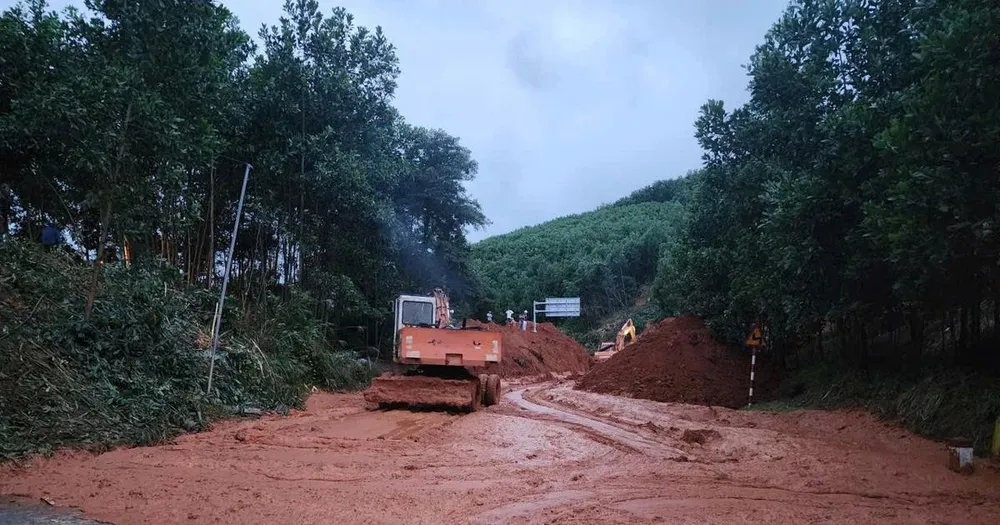 Cục Đường bộ thông xe các tuyến đường bị ách tắc do mưa lũ